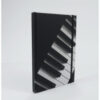 Fekete színű, zongorabillentyű mintás notesz