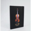 Fekete színű, hegedű mintás notesz